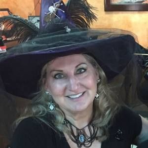 Meet your Posher, Dee